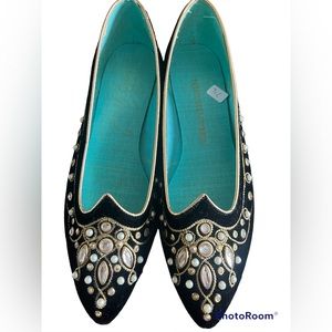 Beautiful adorned flats fit like 8